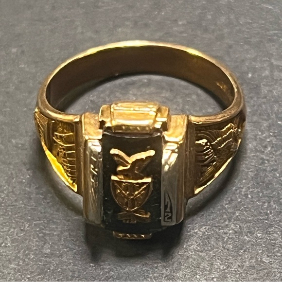 Josten 10K Emerald Eastern Eagles π¦
Class Ring π Elegant High School π« Luxury - Picture 4 of 16